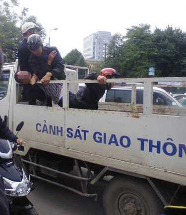 Bị kiểm tra giấy tờ xe, 9X giở trò Chí Phèo ăn vạ