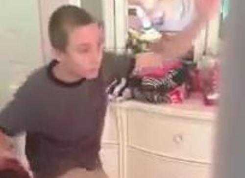 Cười vỡ bụng pha rùng mình của cậu bé bị quay lén