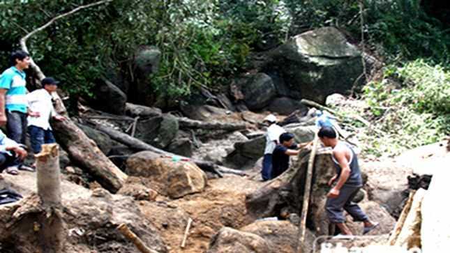 Truy tố nguyên trưởng công an huyện hám của