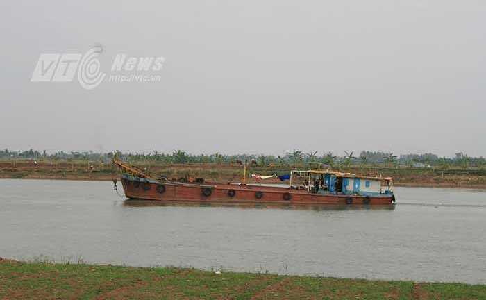 Hải Dương: Vì sao dân không cho trục vớt tàu cát tặc bị chìm?