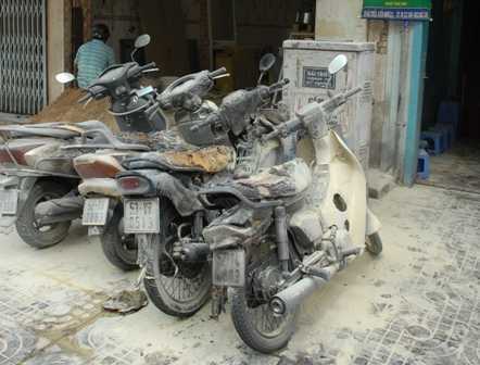 Clip: Tưới xăng đốt 4 xe máy trả thù chủ nhà