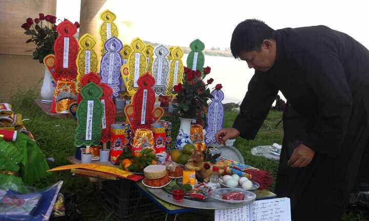 Bác sỹ ném xác: Gia đình làm lễ phát tang cho chị Huyền