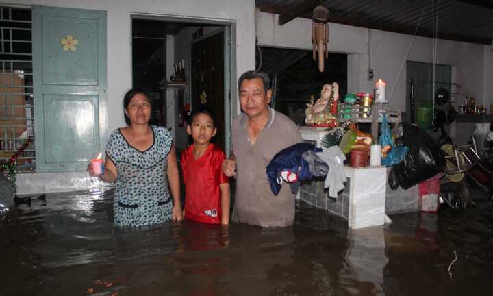Vỡ bao đê, dân Sài Gòn tháo chạy trong đêm