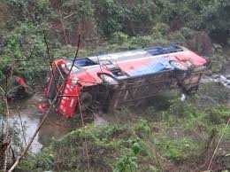 Video: Xe khách lao xuống vực, 2 người chết tại chỗ