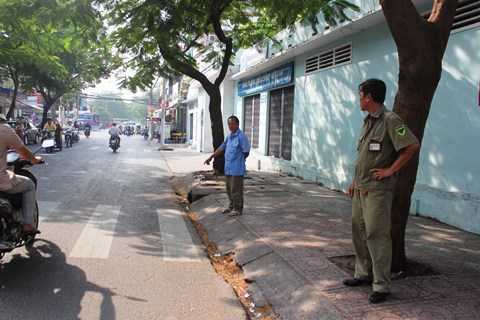 Ba nữ sinh bị cắt tóc táo tợn trước cổng trường học