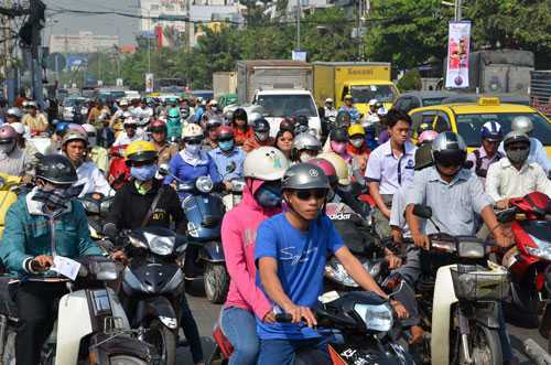 Hà Nội, TP. HCM: Cấm xe máy, đi bằng gì?