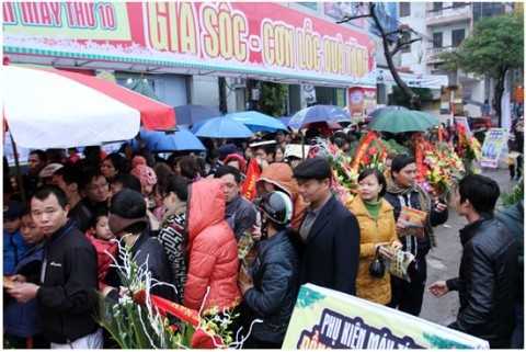 Dòng người đội mưa rét chờ mua hàng điện máy giảm giá