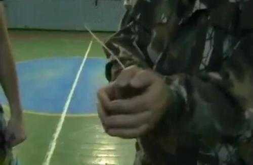 Mẹo của lính Nga phá còng tay trong tích tắc