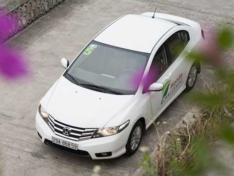 Ế ẩm, hãng ô tô vẫn rầm rập bung hàng mới