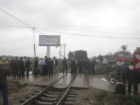 Băng qua đường sắt, hai mẹ con bị tàu tông thương vong