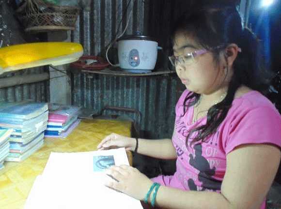 Cô bé 'sợ nắng' ham học