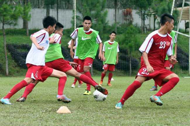 Thất vọng U23, 'mãn nhãn' xem U19 luyện tập
