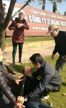 'Người đẹp xứ Thanh' treo cổ trước cổng công ty xi măng