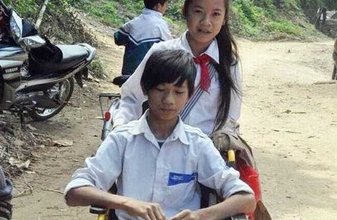 Cậu học trò người Thái 10 năm bò đến trường