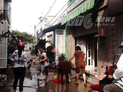 Hai ngôi nhà 'rủ nhau' bốc cháy giữa Sài Gòn