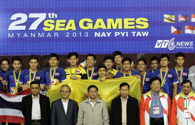 Bóng đá Thái Lan cho Việt Nam 'ngửi khói'