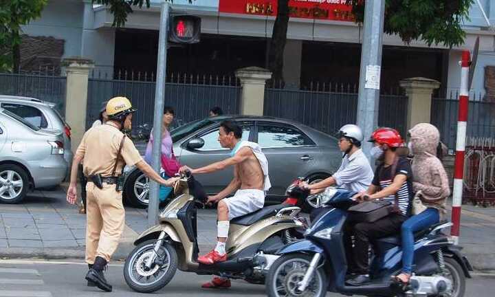 Vi phạm giao thông, 'bêu danh' lên báo đài: Có sợ không?