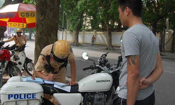 ‘Bêu’ người vi phạm giao thông lên báo: Bộ Công an nói gì?