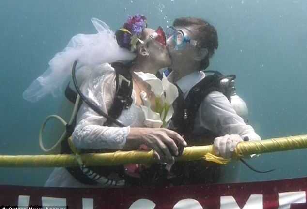 Clip: Đám cưới siêu 'độc' dưới Ấn Độ Dương