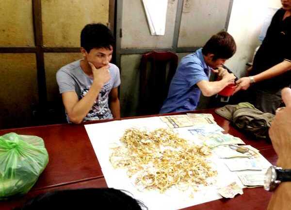 Cụ già ăn xin bị cướp 25 cây vàng trong túi quần