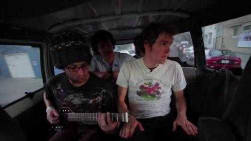 Cả dàn nhạc trong một chiếc... quần