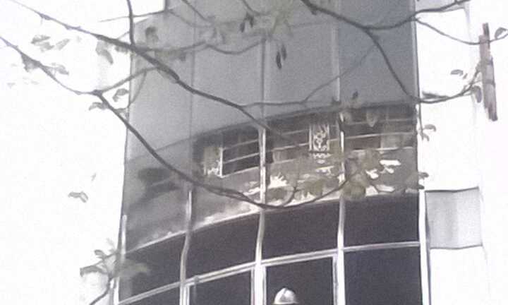 Hàng chục xe cứu hỏa dập đám cháy khách sạn 5 tầng