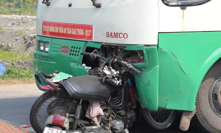 Hai thanh niên chết thảm dưới đầu xe buýt