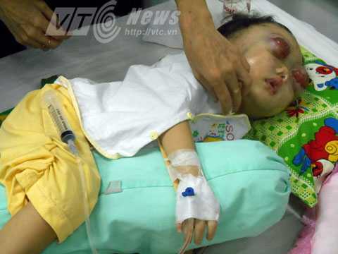 Không thể cầm nước mắt khi nhìn cháu bé này