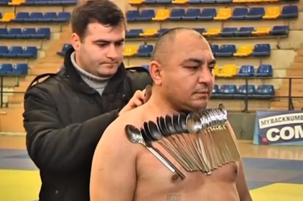 Kỳ quái người đàn ông có khả năng 'hút' kim loại