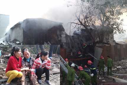 Cháy gần nhà khách La Thành: Mẹ ngồi khóc ngóng con