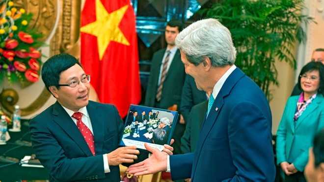 Chuyện đằng sau bức ảnh John Kerry - Phạm Bình Minh