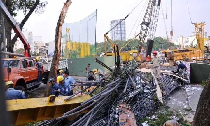 Sập cần cẩu cả trăm tấn trước chợ Bến Thành