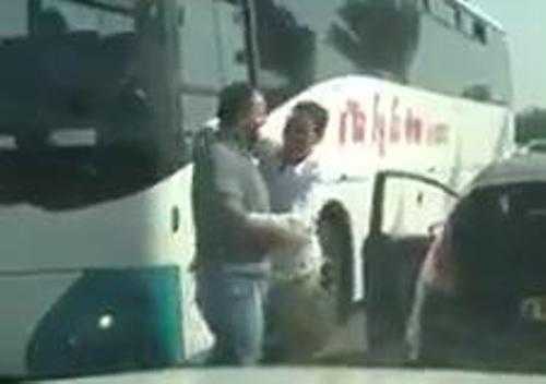 Clip gây gổ đánh nhau vì tắc đường hài chưa từng thấy