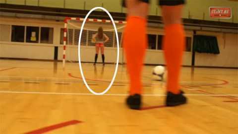 Đỏ mặt trò sút bóng vào 'vòng 3' mỹ nữ