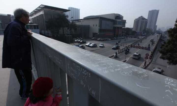 Lời tỏ tình cháy bỏng 'vấy bẩn' cầu Hà Nội