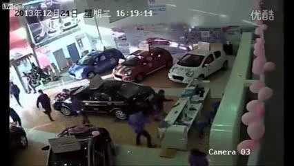 Clip: Nhóm côn đồ hùng hổ đập phá showroom ô tô