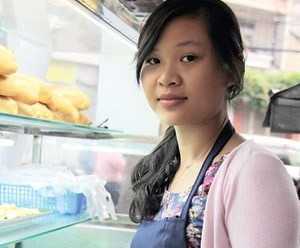 Nữ cử nhân xinh xắn bỏ lương ngàn đô đi bán bánh mì