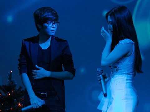 Clip: Hương Tràm bật khóc khi song ca cùng tình cũ