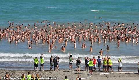 Hàng trăm người bơi khỏa thân lập kỷ lục thế giới
