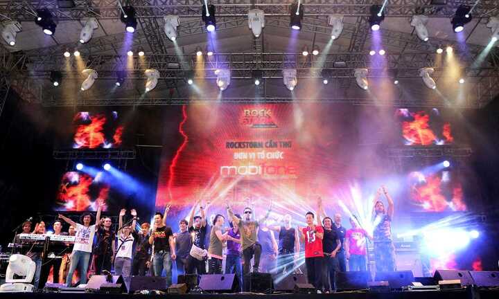 'Bão Rock' lại càn quét chảo lửa Mỹ Đình