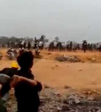 Xô xát ở nhà máy Samsung: CSCĐ hứng 'mưa' gạch đá