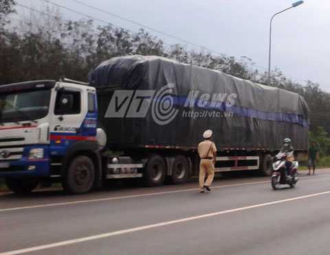 Lấy bằng sớm từ trạm CSGT: 'Cò' móc ngoặc với công an?