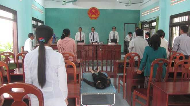 Chuyện lạ: Bị cáo khỏe mạnh nằm giường nghe xét xử