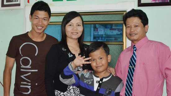 Xúc động khoảnh khắc gia đình sao U19 trên khán đài