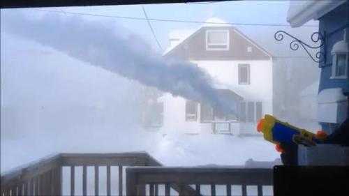 Clip súng phun khói tự chế hot trên Youtube