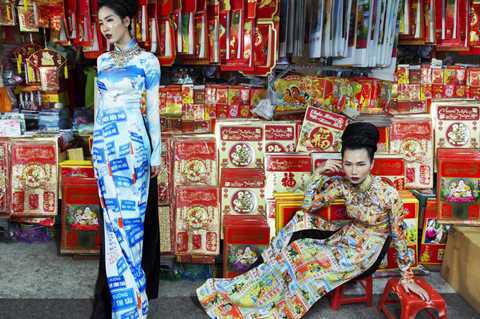 Nguyễn Công Trí đem áo dài ra chợ trình diễn