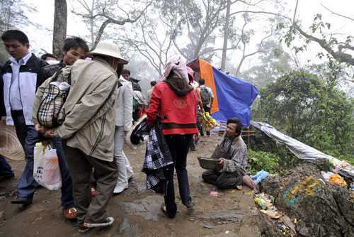Lễ hội đầu năm: Cò mồi, ăn xin có còn ‘đất sống’?