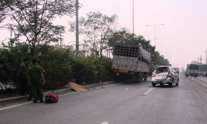 Đón xe về quê ăn Tết, cô gái bị cán chết thảm