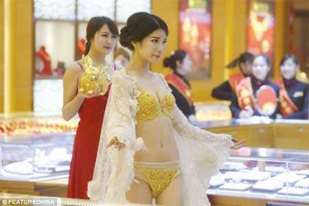 Xôn xao thiếu nữ mặc nội y bằng vàng 17 tỷ đồng