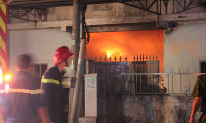Cháy lớn xưởng chứa hàng, cả trăm cảnh sát vật lộn cứu hỏa